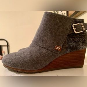 Like new Dr Scholl’s gray flannel wool wedge booties, with belted plaid accent.